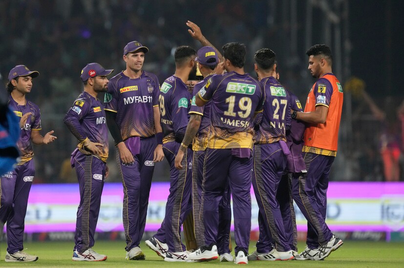 ঘরের মাঠে নামার আগে কী টিম কম্বিনেশন হবে তা নিয়ে কেকেআক টিম ম্যানেজমেন্ট যে চিন্তায় রয়েছে তা বলাই যায়। ওপেনিং জুটি বলতে কিছুই নেই। গত ম্যাচে রান পেয়েছে জেসন রয়। ব্যর্থ লিটন দাস। সিএসকের বিরুদ্ধে লিটন না ফের গুরবাজ তা নিয়ে একটা ধন্দ রয়েছে। এছাড়াদলের মিডল অর্ডারের রয়েছে ধারাবাহিকতার অভাব। দলে ফিরতে পারেন লকি ফার্গুসনও।