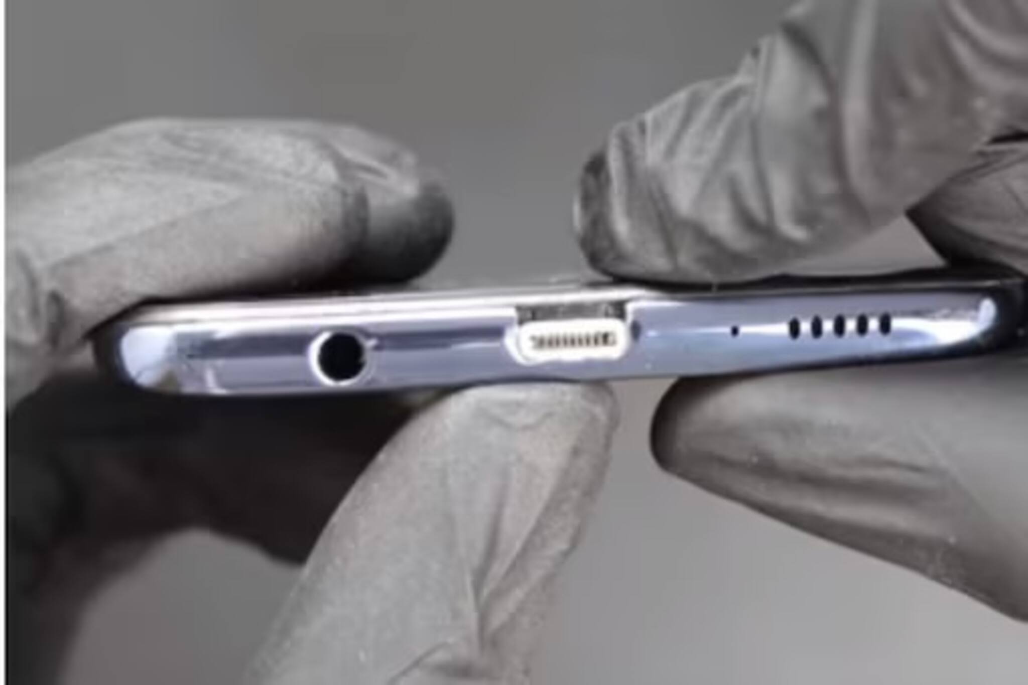 ফোনের চার্জিং পোর্ট পরিষ্কার করুন এভাবে, না হলে স্মার্টফোন খারাপ হতে পারে