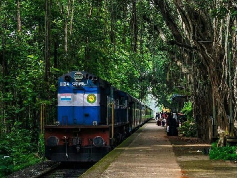সিঙ্গাবাদ রেলস্টেশন থেকে ট্রেনের মাধ্যমে বাংলাদেশ থেকে নেপালে সার রফতানি করা হয়। এখানে সিগন্যাল থেকে মেশিন সবই ব্রিটিশ আমলের। (ইঙ্গিত ছবি- @desi_thug1/twitter)