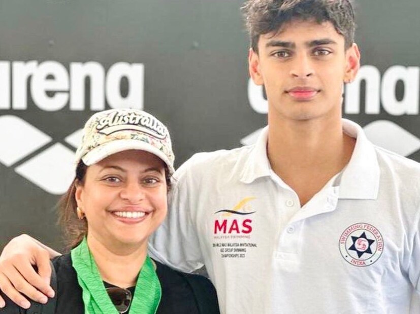 মাধবন বলেন, 'বেদান্ত, আমি এবং সরিতা আমরা জানি যে, আমার সন্তান হওয়ায় তার দিকে একটু বেশিই বাইরের জগতের মনোযোগ যায়। তবে এই খ্যাতি বেদান্তের এক্কেবারে নিজস্ব। একটি ছবিতে বেদান্ত তাঁর মা সরিতাকে সব সোনার মেডেল পরিয়ে দিচ্ছেন বলে দেখা যাচ্ছে।