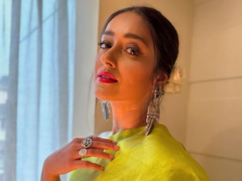  মাতৃত্বের সুখবর শেয়ার করলেও নিজের রিলেশনশিপ স্টেটাস নিয়ে কিছুই জানাননি অভিনেত্রী। 'অবিবাহিত' নায়িকার মা হওয়ার খবরে চমকে গিয়েছেন অনেকেই। মাতৃত্বের স্বাদ ভরপুর নিচ্ছেন ইলিয়ানা। এর মধ্যেই পিতৃপরিচয় নিয়ে কটাক্ষের মুখে পড়েছেন নায়িকা৷