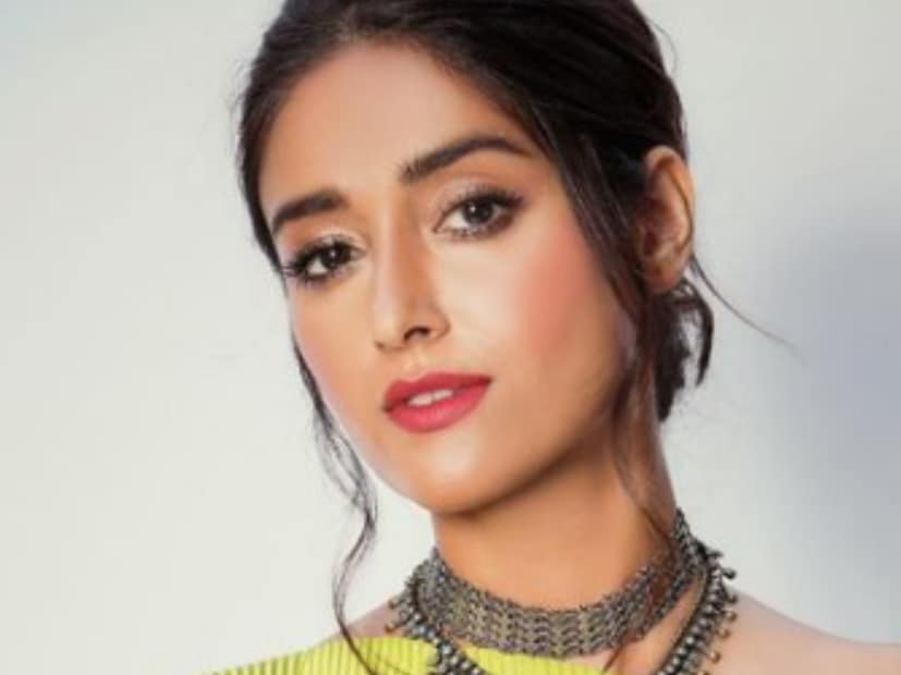 এপ্রিল  মাসে মা হওয়ার খবর ঘোষণা করতেই  বলি নায়িকাকে নিয়ে তর্জা বেড়েই চলেছে৷ কখনও বেবিবাম্পের ছবি, কখনও নিজের ছবি পোস্ট করে বারবার শিরোনামে উঠে আসছেন  অভিনেত্রী৷ দিনকয়েক আগেও প্রেমিকের সঙ্গে ডেট নাইটের ছবিও শেয়ার করেছিলেন ইলিয়ানা৷