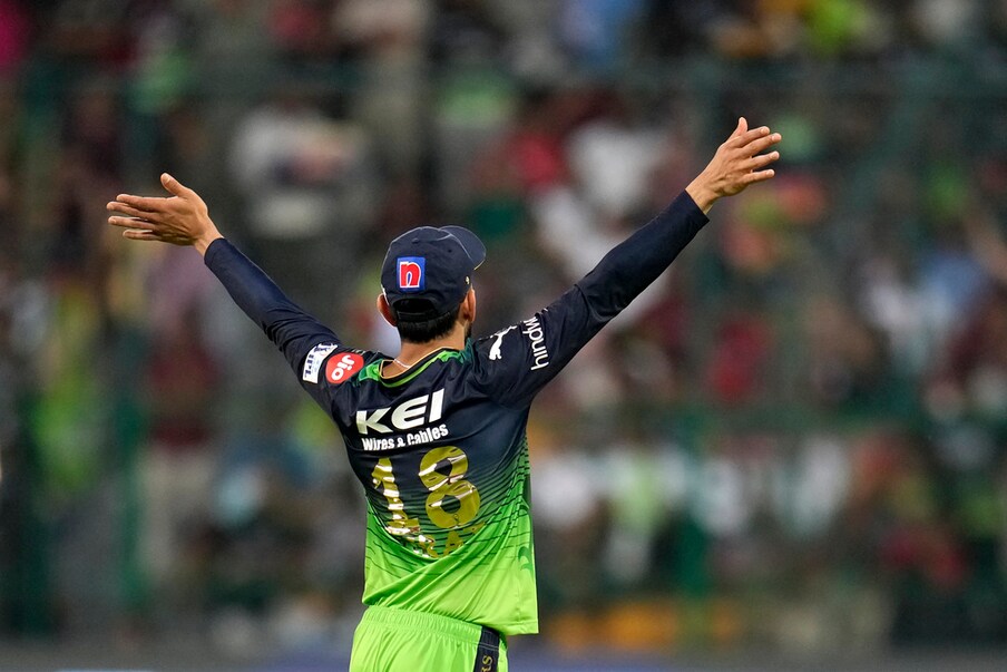  ২০২১ সালে বিরাট কোহলি রয়্যাল চ্যালেঞ্জার্স ব্যাঙ্গালোরের অধিনায়কত্ব ছেড়ে দেওয়ার ঘোষণা করেছিলেন। ২০২২ সালে অধিনায়কের দায়িত্ব দেওয়া হয় ফাফ ডুপ্লেসিকে।