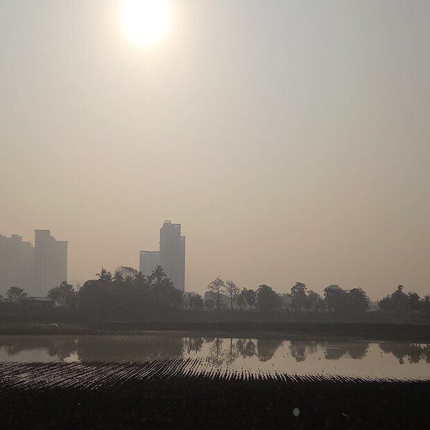 কলকাতায় আংশিক মেঘলা আকাশ রবিবার। বৃষ্টির সম্ভাবনা নেই। তাপমাত্রা ক্রমশ বাড়বে। আগামী কয়েকদিন শুকনো গরম থাকবে। আগামী সপ্তাহে  ৪০ ডিগ্রি সেলসিয়াস ছুঁতে পারে কলকাতার তাপমাত্রা।