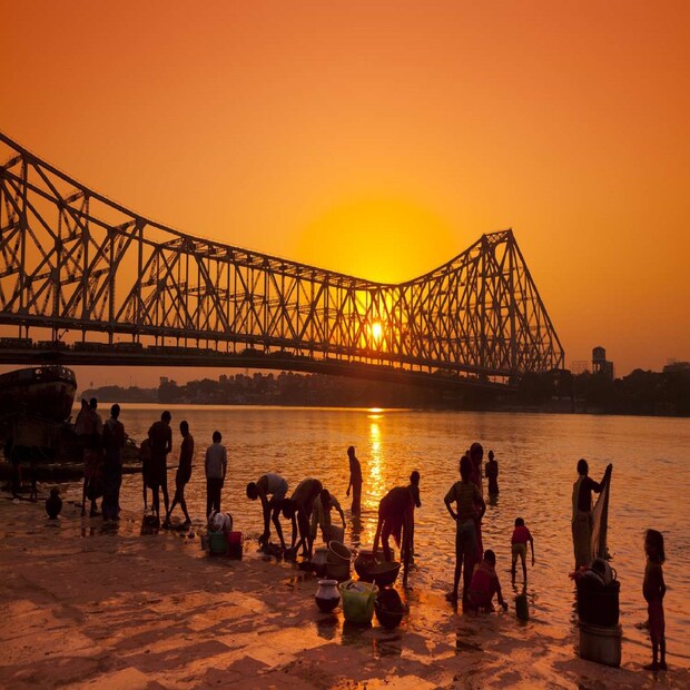 দক্ষিণবঙ্গের বাকি জেলায় রবিবার বৃষ্টির সম্ভাবনা কম। দিনের সর্বোচ্চ তাপমাত্রা মেঘলা আকাশের কারণে এবং বৃষ্টির জন্য স্বাভাবিকের অনেকটাই নীচে নেমে গিয়েছে। রবিবার থেকে দিনের তাপমাত্রা অনেকটা বাড়বে, রাতের তাপমাত্রাও ক্রমশ বাড়বে দক্ষিণবঙ্গের জেলাগুলিতে।