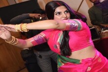 'বর নাকি ভালবাসে না?' ঘর ভর্তি লোকের সামনে তুমুল নাচ গৃহবধূর! ডাক পেলেন বলিউডে!
