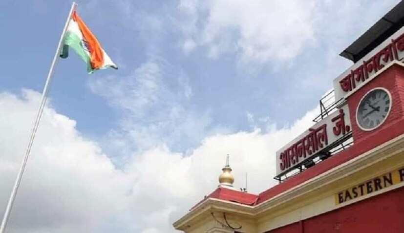 হাওড়া, ব্যান্ডেল স্টেশনেরর মত ঝকঝকে নিউ লুক পাবে আসানসোল স্টেশন।   পূর্ব রেলের আসানসোল ডিভিশনের আওতায় ৬৯২ কিলোমিটারের বেশি রেললাইন রয়েছে। আসানসোল ডিভিশনে রয়েছে মেন শাখা, ভায়া পাটনা, এবং গ্র্যান্ড কর্ড শাখা, ভায়া গয়া। রাজধানী, শতাব্দি ছাড়াও একাধিক গুরুত্বপূর্ণ ট্রেন দাঁড়ায় আসানসোলে। বহু সংখ্যক লোকাল ট্রেন এবং এক্সপ্রেস ট্রেন প্রতিদিন আসানসোল স্টেশন থেকে যাত্রা শুরু করে।  ( লেখা ও ছবি: Nayan Ghosh)