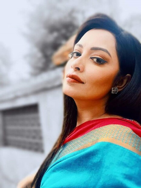 সেখানে তাঁকে দেখা গিয়েছিল মাথা ভর্তি সিঁদুর, বিয়ের সাজের একটি ছবি পোস্ট করে বিয়ের খবর জানাতে। যদিও পরে খোলসা হয় নায়িকা আসলে সকলকে বোকা বানিয়েছেন। কারণ সেই দিনটা ছিল এপ্রিলফুল ডে। তবে এবার কিন্তু বিষয়টা একদম আলাদা। photo source Facebook 