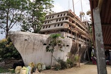 চাষের সব্জি বাজারে বেচে টাইটানিকের মতো বাড়ি তৈরি করে শৈশবের স্বপ্নপূরণ যুবকের