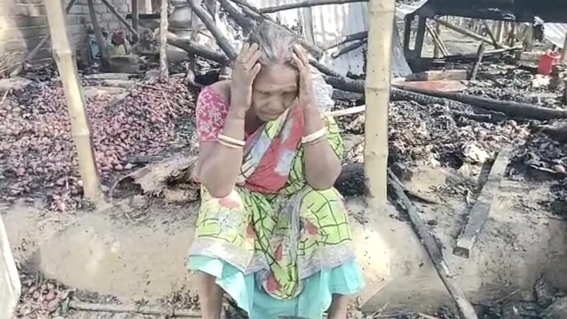 ফের ঘটল মুর্শিদাবাদে অগ্নিকাণ্ডের ঘটনা। মশা মারার জন্য কয়েল জ্বালিয়ে ঘটে গেল বিপত্তি। দশটি বাড়িতে অগ্নিকাণ্ডের জেরে এখন সর্বস্ব হারিয়ে মাথায় হাত পরিবারের।