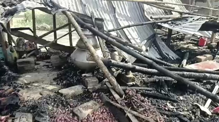  ঘটনার জেরে কান্নায় ভেঙে পড়েছেন আগুনে ক্ষতিগ্রস্ত পরিবার। তবে রানীনগরের রেশ কাটতে না কাটতেই ফের সাগরপাড়ায় এবার অগ্নিকাণ্ডের ঘটনা ঘটল ।