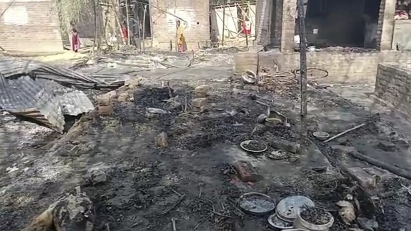একটি বাড়িতে রান্নার গ্যাস সিলিন্ডার ছিল সেটাও বিস্ফোরণ ঘটে। ফলে ভয়াবহ অগ্নিকাণ্ডের ঘটনা ঘটে । বিধংশী অগ্নিকাণ্ডের জেরে আগুন ছড়িয়ে পড়ে পরপর ৪০টি বাড়িতে। অন্যদিকে এই আগুনে পুড়ে ছাই হয়ে যায় সমস্ত আসবাবপত্র, টিভি, মটর বাইক এমনকি নগদ অর্থ পর্যন্ত। দাউ দাউ করে আগুন জ্বলতে দেখে স্হানীয় বাসিন্দারা আগুন নিয়ন্ত্রণে আনার হাত লাগায়।