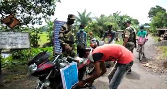 সীমান্তে সোনার বিস্কুট বাইকসহ পাচারকারী গ্রেফতার বাজার মূল্য ৩৬ লক্ষ টাকা
