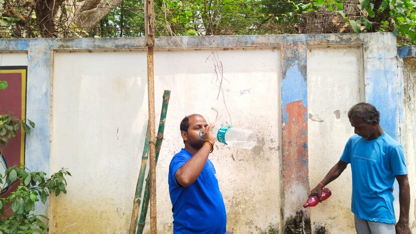 বাতাসে আদ্রতার পরিমাণ কিছুটা বৃদ্ধি পেয়ে এখন ৫০ শতাংশ হয়েছে। আজ সূর্যের অতি বেগুনি রশ্মির পরিমাণ বেশি থাকবে। দক্ষিণ-পূর্ব থেকে উত্তর পশ্চিমে নয় কিলোমিটার প্রতি ঘন্টা বেগে বইবে বাতাস। বাঁকুড়ার বায়ুর গুণগতমান আজ মাঝারি রকমের দূষিত, গতকালের তুলনায় দুই কমে সূচক ১২৩।