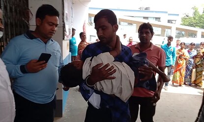 আহত ছাত্রকে ভর্তি করা হচ্ছে হাসপাতালে আহত ছাত্রকে ভর্তি করা হচ্ছে হাসপাতালে