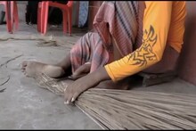 ঝাঁটা না থাকলে জুটবে না দু'বেলার ভাত! গল্প হলেও সত্যি! গ্রামে গেলেই ভাবনা বদল!