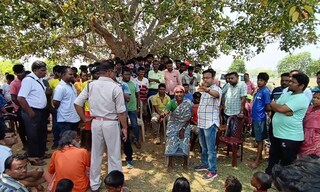 জোরপূর্বক গ্রামে প্রবেশ করানো হল না
