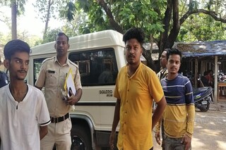 তিন অভিযুকে আদালতে পেশ করার ছবি