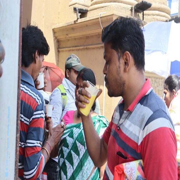 বেলা বাড়তেই শুনশান হয়ে যাচ্ছে শহরের জনবহুল এলাকাগুলি। নিত্য প্রয়োজনে যারা বাইরে বের হচ্ছেন সেই সব পথচলতি মানুষদের অধিকাংশই ভিড় জমাচ্ছেন শরবত, লস্যি বা বিভিন্ন শীতল পানীয়ের দোকানে। টুপি, সানগ্লাস, ছাতা, রুমালের মতো আনুষাঙ্গিক জিনিসপত্র ছাড়া পথচলতি মানুষদের বাইরে বেরোতে নিষেধ করা হচ্ছে। 