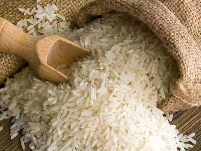 বিভিন্ন জায়গায় এই চালকে প্লাস্টিকের চাল বলে বিক্ষোভ দেখায় অনেকেই। কিন্তু সেই চাল যে আদতে প্লাস্টিকের নয় তা জানাতেই এই প্রচার করা হচ্ছে।(লেখা : নবাব মল্লিক)