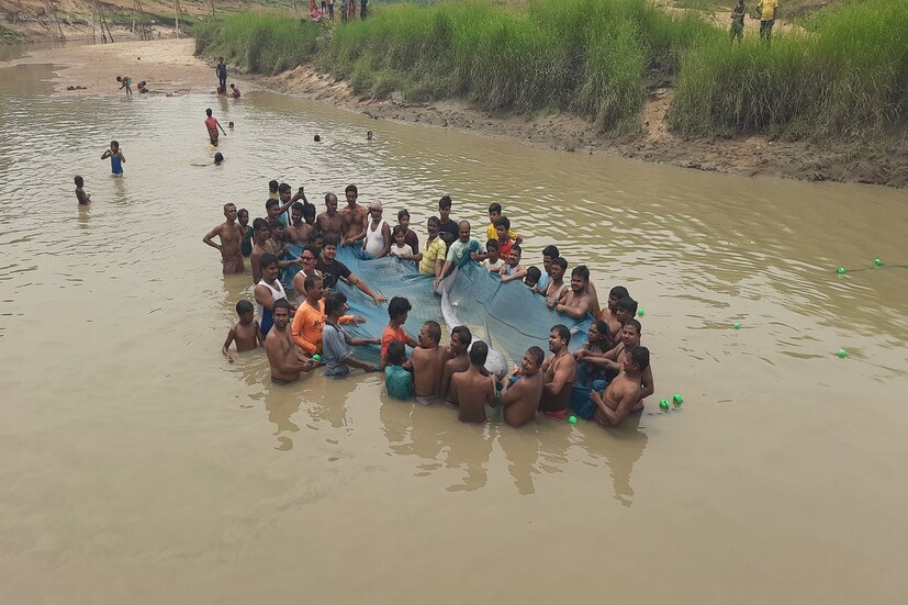 তিন দিন ধরে শিলাবতি নদীতে আটকে থাকা ডলফিনকে বনদফতরের ও এলাকাবাসীর সহযোগিতায় নদীতে জাল নামিয়ে উদ্ধার করে নিয়ে যাওয়া হল রূপনারায়ণ নদীতে ছেড়ে দেয়ার জন্য। ( লেখা ও ছবি: সুকান্ত চক্রবর্তী)