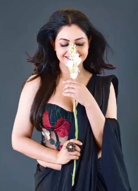 তবে পেশাগত জীবনে সাফল্য থাকলেও শুভাঙ্গীর ব্যক্তিগত জীবনে ঝড় উঠেছে। ভেঙেছে ১৮ বছরের সংসার। এমনকী, গত এক বছর ধরে স্বামী পীযূষের থেকে আলাদা থাকছিলেন বলেও জানিয়েছেন খোদ শুভাঙ্গী। Photo: Instagram 