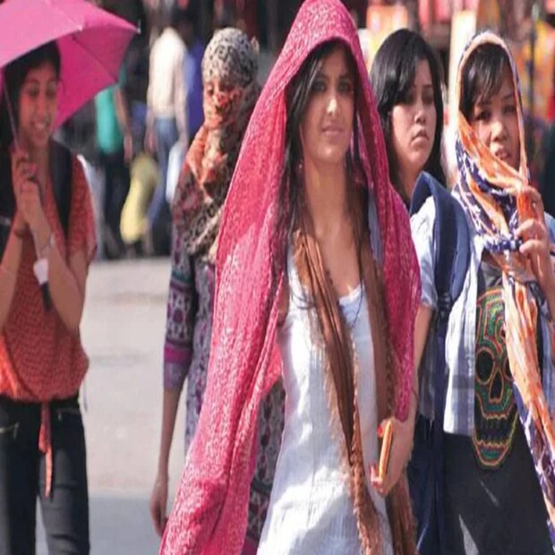 দক্ষিণবঙ্গে আগামী কয়েকদিন বৃষ্টির সম্ভাবনা নেই। গরম ও শুকনো আবহাওয়া থাকবে। পশ্চিমের রাজ্যগুলির মতো শুকনো গরম হাওয়া দেবে। ১৫ এপ্রিলের মধ্যে বেশ কয়েকটি জেলায় ৪০ ডিগ্রি ছাড়িয়ে যাবে পারদ। এই গরমে ত্বকে জ্বলুনি ভাব আসতে পারে।
