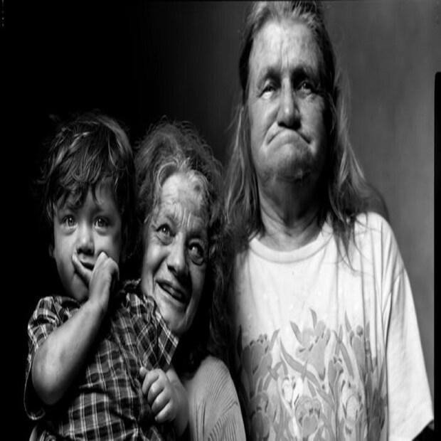 প্রযোজক মার্ক লাইটা জানিয়েছেন, তিনি প্রথমবার ওই বাড়িতে যাওয়ার পর দেখেন সব কিছু কেমন নিয়ন্ত্রণহীন। একে অপরের সঙ্গে ঘেউ ঘেউ শব্দ ও চিৎকার করে কথা বলছেন প্রত্যেকে। চোখ একদিকে, যাচ্ছেন-দৌড়চ্ছেন-হাঁটছেন অন্যদিকে। অস্বাভাবিক গোটা বিষয়টাই। এমনকী প্যান্ট কোমর থেকে খুলে পড়ে গেলেও ভ্রুক্ষেপ নেই কারও। (ছবি সৌজন্যে -- মার্ক লাইটা ও সফট হোয়াইট আন্ডারবেলি চ্যানেল)