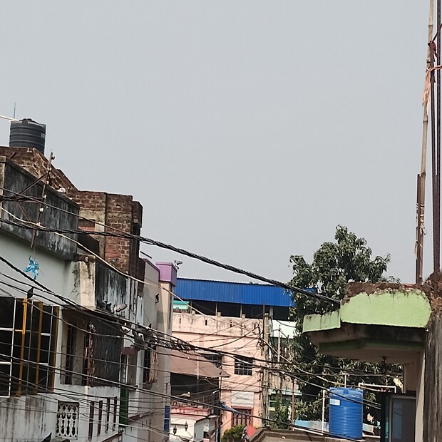 জানা যাচ্ছে দুটো বাজলেই তাপমাত্রা পেরিয়ে যাবে ৪৪ ডিগ্রি সেলসিয়াস। বাঁকুড়ার উন্মুক্ত প্রস্তর ভূমি এবং শিলাস্তর তপ্ত রোদে তাপ ছড়াচ্ছে অনর্গল। 