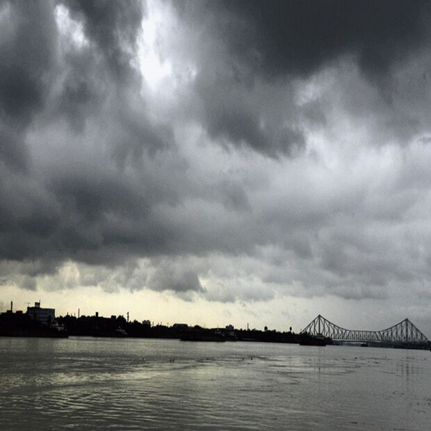 বুধবারেও দক্ষিণবঙ্গে বজ্রবিদ্যুৎ-সহ বিক্ষিপ্ত ভাবে বৃষ্টির সম্ভাবনা রয়েছে। হালকা থেকে মাঝারি বৃষ্টির পূর্বাভাস এবং ৩০ থেকে ৪০ কিলোমিটার প্রতি ঘণ্টায় দমকা ঝোড়ো হাওয়া বইতে পারে। উত্তরবঙ্গের পার্বত্য এলাকায় বিক্ষিপ্ত ভাবে বৃষ্টি হলেও বাকি এলাকায় বৃষ্টি কমবে বুধবার থেকে।