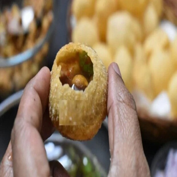 ঘন-ঘন সর্দি-কাশি জ্বরে ভোগেন? ব্যাকিটিরিয়া জনিত সমস্যার হাত থেকেও নিস্তার মিলবে ফুচকা খেলে। 
