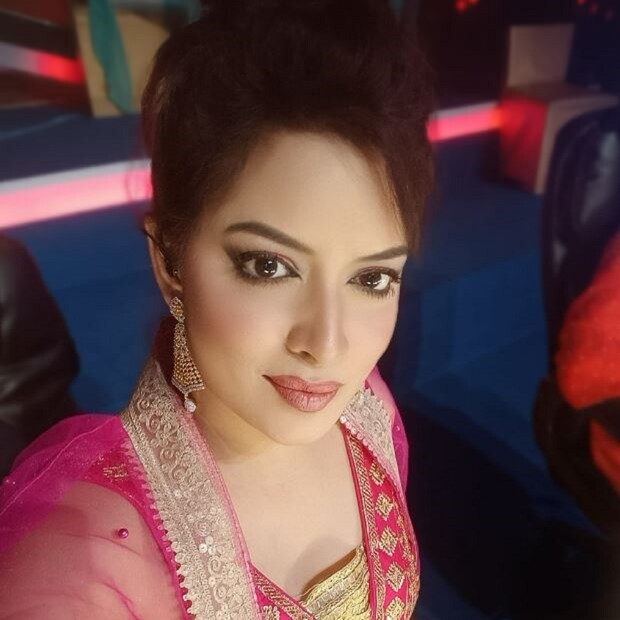 কিন্তু শনিবারের তারিখটা অনেকেই ভুলে গিয়েছিলেন। ১ এপ্রিল বিয়ের ছবি পোস্ট করে একেবারে চমকে দিয়েছেন রিমঝিম মিত্র। এককথায় বোকা বানিয়েছেন সকলকেই। 