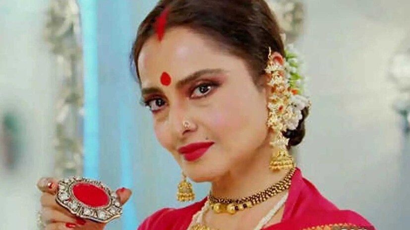 কেউ কেউ মনে করেন রেখা অমিতাভ বচ্চনের জন্যই সিঁদুর পরেন। অমিতাভের সঙ্গে সম্পর্কে থাকাকালীন সময়ে ঋষি কাপুর এবং নিতু সিংয়ের বিয়ের দিন নাকি সিঁথিতে সিঁদুর নিয়ে বিবাহ আসরে উপস্থিত হয়েছিলেন রেখা। সেই সময় রেখার সিঁথিতে সিঁদুর দেখে প্রশ্ন উঠেছিল। রেখা তখন সাফাই দিয়ে বলেন তিনি শুটিং সেট থেকে সরাসরি চলে এসেছেন তাই সিঁদুর তোলার সময় পাননি।