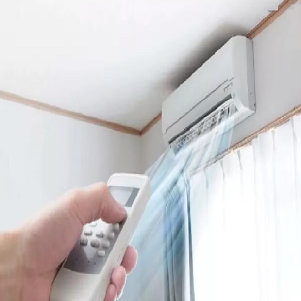 Voltas ২ টন থ্রি-স্টার ইনভার্টার স্প্লিট এসির দাম ৭৯,৯৯০ টাকা। কিন্তু বিশেষ ছাড়ে এই এসি এই সময় পাওয়া যেতে পারে ৪৯ শতাংশ কম দামে। অর্থাৎ, মাত্র ৪৫,৩৮০ টাকায় পাওয়া যাবে এই এসি।