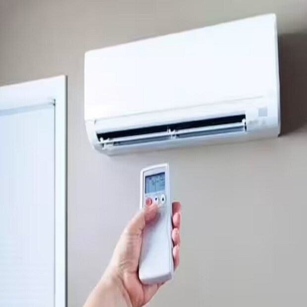 অ্যামাজন অফার: Godrej 1.5 Ton 5 Star Inverter Split AC: অ্যামাজনে এই এসি-র উপর মিলছে ৩২% ফ্ল্যাট ছাড়। ভারতের মতো দেশে গ্রীষ্মের মরশুমের জন্য বিশেষ ভাবে ডিজাইন করা হয়েছে এই এসি। এমনকী বাইরের তাপমাত্রার পারদ ৫২ ডিগ্রিতে চড়লেও অন্দরের তাপমাত্রা থাকবে হিমশীতল। ১.৫ টনের এই এসি-র আসল দাম ৫৪৯৯০ টাকা। তবে অফারে এর দাম পড়বে মাত্র ৩৭৪৯০ টাকা। সেই সঙ্গে অতিরিক্ত ১০% ব্যাঙ্ক ডিসকাউন্টও মিলবে।