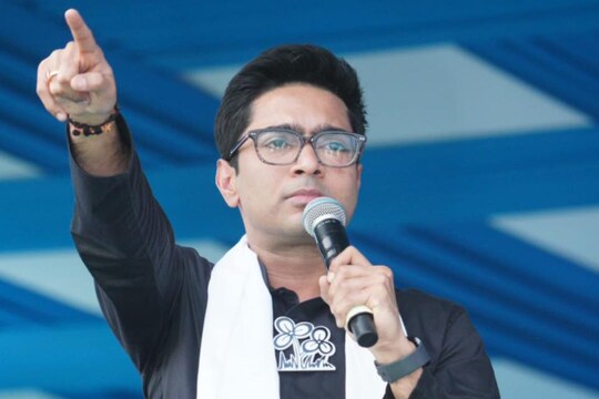 সর্বভারতীয় তকমা হারানোর খোঁজে মরিয়া তৃণমূল