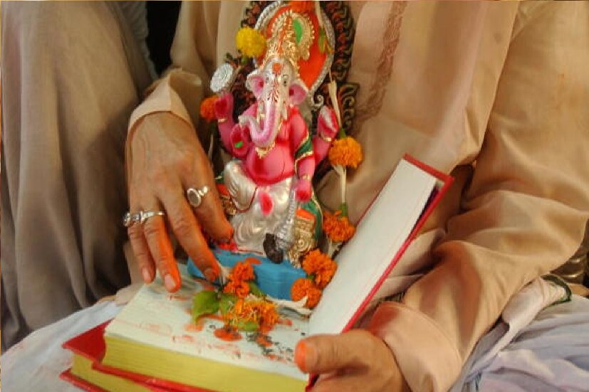 *অন্য জাগতিক আনন্দের সঙ্গে হাজার গুণ বেশি এর ফল লাভ হয়। তাই একে অক্ষয় তৃতীয়া বলা হয়। তিনি বলেন যে এক জন ব্যক্তি অক্ষয় তৃতীয়ায় করা শুভ কর্মের ফল বিদ্যমান জীবনে এবং পরবর্তী জীবনেও পান। প্রতীকী ছবি। 