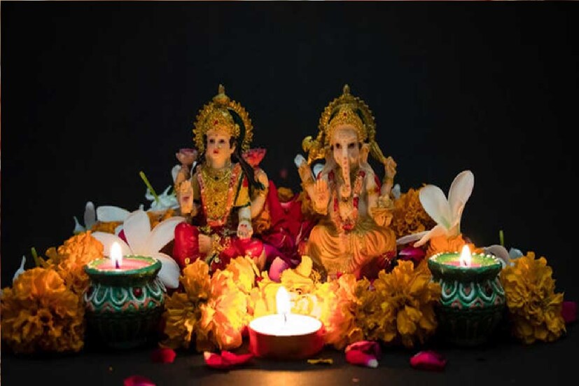 *অক্ষয় তৃতীয়ার দিনে হিন্দু ধর্মাবলম্বীরা মন্দিরে গিয়ে প্রার্থনা করে থাকেন। এমনকী এই দিনে বিয়ে করা, নতুন বাড়ির উদ্বোধন, জমি-বাড়ি কেনা অথবা নতুন চাকরি গ্রহণ করার মতো শুভ কাজ করা হয়। এছাড়া জ্যোতিষশাস্ত্র মতে, অক্ষয় তৃতীয়ার দিনে পূর্বপুরুষদের উদ্দেশ্যে ধ্যান ও আচার পালন করে স্বর্গ লাভ করা সম্ভব। প্রতীকী ছবি। 