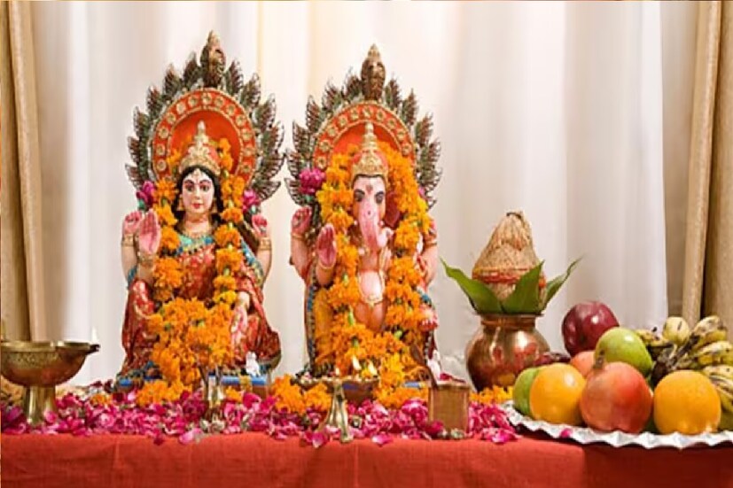 *হিন্দু পঞ্জিকা অনুসারে বৈশাখ মাসের শুক্লপক্ষের তৃতীয়া তিথি অক্ষয় তৃতীয়া হিসেবে পরিচিত। চলতি বছর অক্ষয় তৃতীয়ার উৎসবপড়েছে আগামী ২২ এপ্রিল তারিখে। এই তিথি থাকবে ২২ এপ্রিল সকাল ৭টা ৪৯ মিনিট থেকে ২৩ এপ্রিল সকাল ৭টা ৪৫ মিনিট পর্যন্ত। অক্ষয় তৃতীয়ার দিনে রীতি অনুযায়ী, ভগবান বিষ্ণু ও মা লক্ষ্মীর পুজো করা হয়। সংগৃহীত ছবি। 
