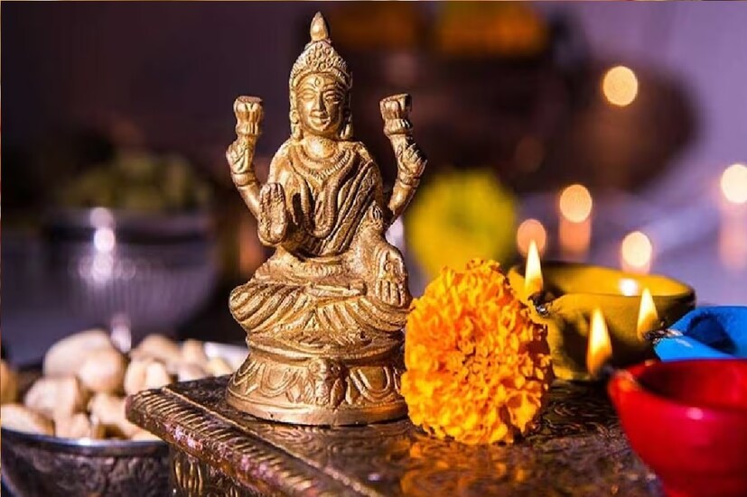 *জ্যোতিষশাস্ত্র অনুসারে, কিছু নিয়মনীতি অবলম্বন করে পুজো করলে ভগবান বিষ্ণু ও দেবী লক্ষ্মী এই দিনে তুষ্ট হয়ে ভক্তদের আশীর্বাদ প্রদান করেন। এবার জেনে নেওয়া যাক, কীভাবে আরাধনার মাধ্যমে ভগবান বিষ্ণু ও মা লক্ষ্মীকে প্রসন্ন করা যায়। সংগৃহীত ছবি। 