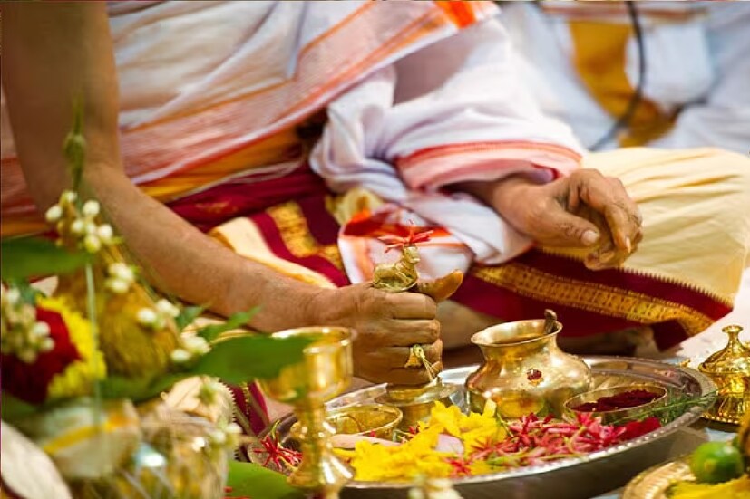 *বাড়িতে রাখা শুকনো গাছপালা থাকলে তা মাটিতে রেখে জল ঢেলে দেওয়া উচিত। শুকনো গাছের কারণে বাড়িতে বাস্তু দোষ হতে পারে। এতে মা লক্ষ্মী রুষ্ট হন। তাই বাস্তু দোষ দূর করার জন্য আমাদের এই কাজগুলি করা উচিত। এর ফলে জীবনে ভগবান বিষ্ণু এবং মা লক্ষ্মীর কৃপা বজায় থাকবে। সংগৃহীত ছবি।