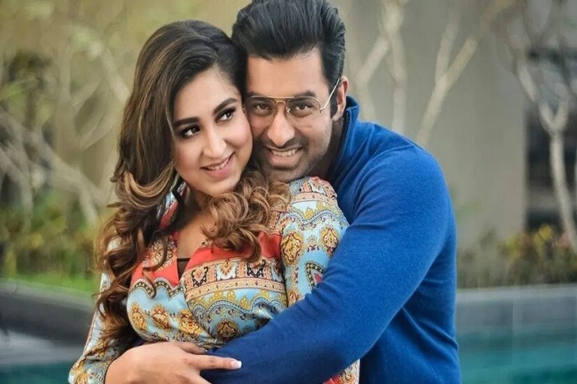  টলিপাড়ার গুঞ্জনে কান পাতলেই শোনা যাচ্ছে  শীঘ্রই বিয়ের পিঁড়িতে বসতে চলেছেন অঙ্কুশ। তবে হাজারো গুঞ্জনের মধ্যে তাঁরা বিয়ে নিয়ে কোনও মন্তব্য করেননি। শেষবারের মতো  লাভ ম্যারেজ ছবিতে একসঙ্গে দেখা গিয়েছে অঙ্কুশ-ঐন্দ্রিলাকে। নিজের প্রযোজনা সংস্থাও খুলেছেন অভিনেতা৷ অভিনয় ছাড়াও সঞ্চালনাতেও খুব নামডাক রয়েছে অঙ্কুশ হাজরার৷