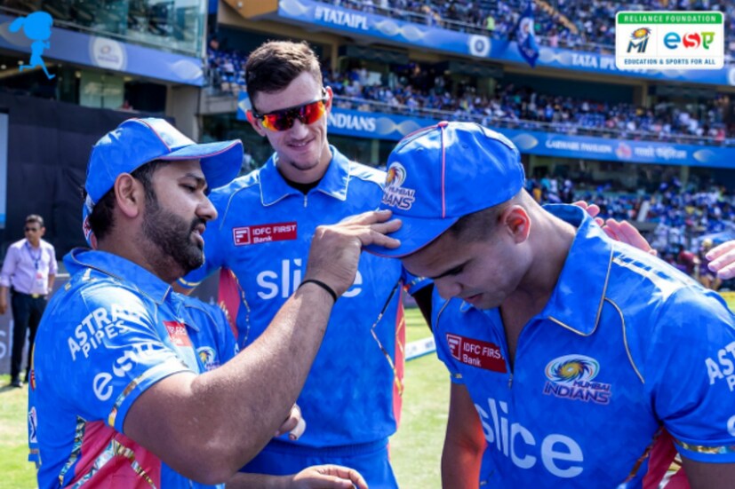 কেকেআরের বিরুদ্ধে ম্যাচে আইপিএল অভিষেক হল কিংবদন্তি সচিন তেন্ডুলকরের পুত্র অর্জুন তেন্ডুলকরের। অর্জুনের মাথায় মুম্বই ইন্ডিয়ান্সের টুপি তুলে দেন অধিনায়ক রোহিত শর্মা।