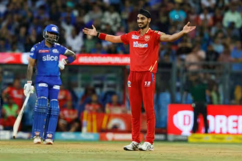 মুম্বই ইন্ডিয়ান্সের দুই অন্যতম তারকা ব্যাটার ইশান কিশানকে ১ রানে ও ৫৭ রানের বিদ্ধংসী ইনিংস খেলার পর সূর্যকুমার যাদবকে আউট করেছিলেন অর্শদীপ সিং। আর ম্যাচের রুদ্ধশ্বাস শেষ ওভারে আজব ঘটনা ঘটান অর্শদীপ।