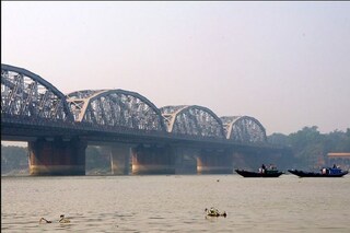 বালি ব্রিজ থেকে গঙ্গায় ঝাঁপ মহিলার৷ 