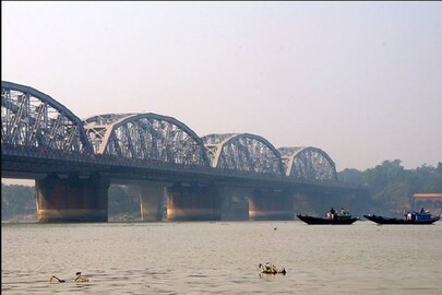 বালি ব্রিজ থেকে গঙ্গায় ঝাঁপ মহিলার৷ 