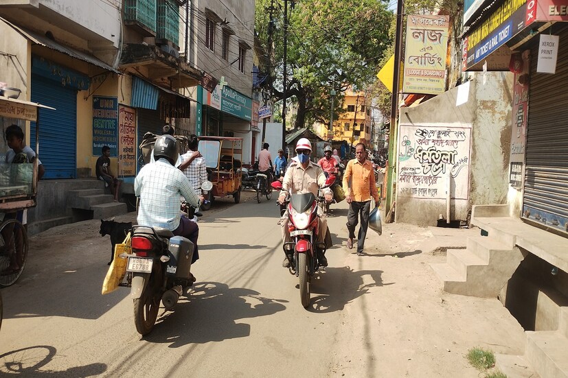 আজকের ওয়েদার আপডেট অনুযায়ি সর্বোচ্চ তাপমাত্রা থাকবে ৪৪ ডিগ্রি সেলসিয়াসের ওপরে এবং সেটা ৪৫ ডিগ্রি সেলসিয়াসও হতে পারে। অর্থাৎ বেলা নটার পরই শুরু হয়ে যাবে ভয়ানক তাপপ্রবাহ। নটা বাজতে না বাজতেই ফাঁকা হয়ে যাচ্ছে জেলার ব্যস্ততম এলাকাগুলি। নিজেকে গৃহবন্দী করছে সাধারণ মানুষ।