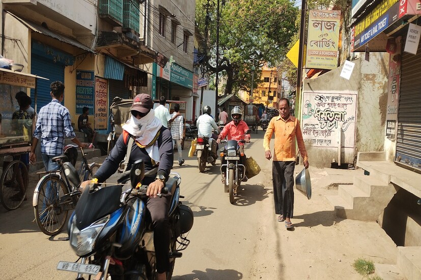 আগামী শুক্রবার শনিবার এবং রবিবার অর্থাৎ সপ্তাহের শেষে সম্ভাবনা রয়েছে বজ্রবিদ্যুৎ সহ বৃষ্টিপাতের। এই তিন দিনে তাপমাত্রা কিছুটা স্থগিত হবে বলেই জানা যাচ্ছে। আজ সূর্যোদয় হয়েছে ভোর পাঁচটা বেজে ১৭ মিনিটে এবং সূর্যাস্ত হবে বিকেল ছটা বেজে ৪ মিনিটে। শুষ্ক গরম পড়েছে বাঁকুড়া জেলায় বায়ুতে আদ্রতার পরিমাণ মাত্র ২৭ শতাংশ। বেলা বাড়তি সূর্যের অতিবেগুনি রশ্মির পরিমাণ প্রচন্ড বেশি হয়ে যাবে। সারাদিন ধরে পশ্চিম থেকে পূর্বে ৮ কিলোমিটার প্রতি ঘন্টা বেগে একটি গরম বাতাস বাঁকুড়া জেলায়। বাঁকুড়া জেলার বায়ুর গুণগত মান ১৫৩ যা শরীরের পক্ষে অত্যন্ত ক্ষতিকর।