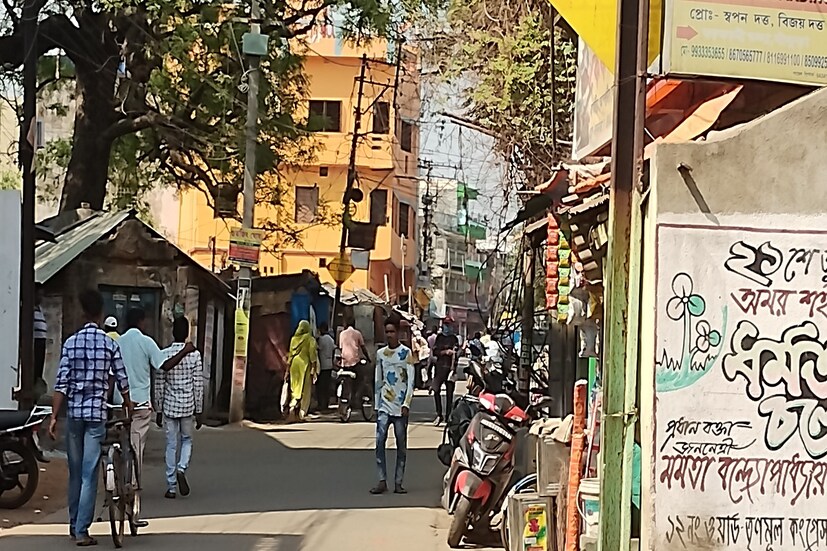 চলতি সপ্তাহ জুড়ে শুরু হয়েছে প্রচন্ড তাপ, তার সঙ্গে রয়েছে গরম হাওয়া। এই গরম হাওয়া যেন এক প্রকার ভেতর থেকে জ্বালিয়ে পুড়িয়ে শেষ করে দিচ্ছে সমগ্র জেলাকে। সবার একটাই চাহিদা ,সেটি হলো বৃষ্টি। প্রায় দুই সপ্তাহ ধরে চাতক পাখির মতো আকাশের দিকে তাকিয়ে রয়েছে বাঁকুড়ার সাধারণ মানুষ।