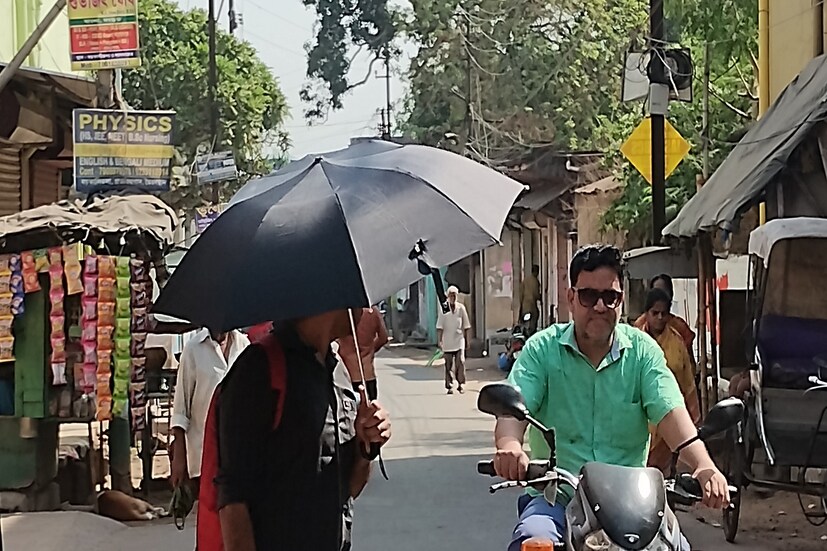 বৃষ্টিতে এসেছে রেহাই। তবে বৃষ্টির দৌড় শেষ হলে শুরু হবে সূর্যের ব্যাটিং। এবং পুড়বে বাঁকুড়া জেলা। (রিপোর্টার: নীলাঞ্জন ব্যানার্জী)